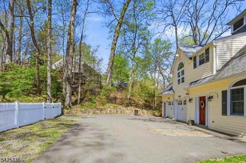 1 Conklin Ave - Photo 4 of 27