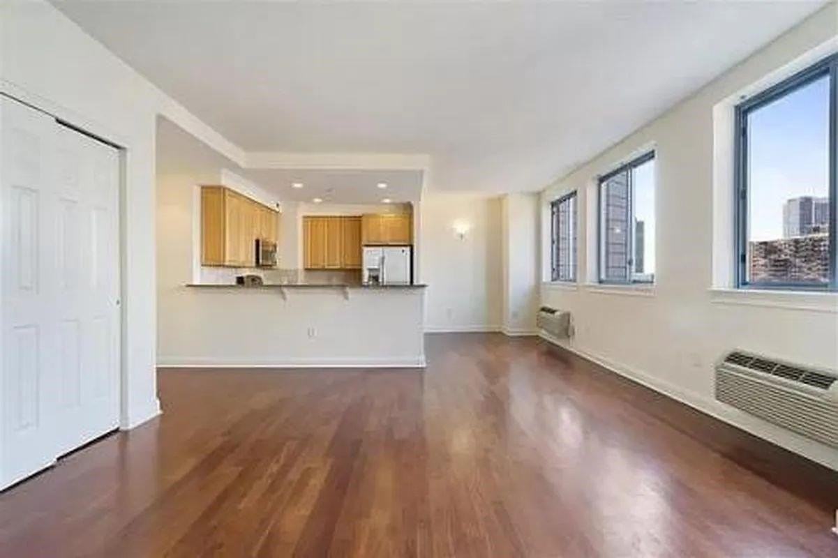 311 Washington St #12E - Photo 3 of 12