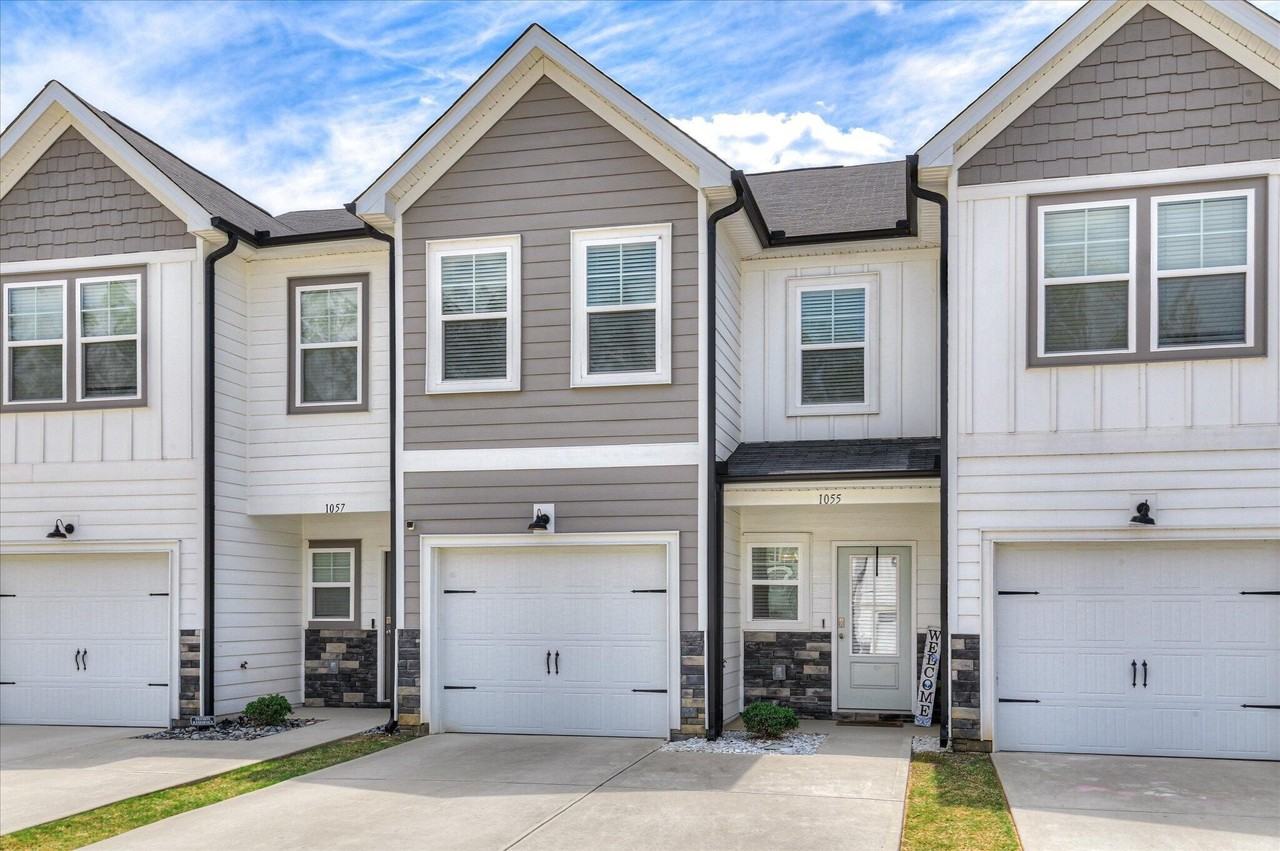 1055 Linsmore Ave - Photo 2 of 36