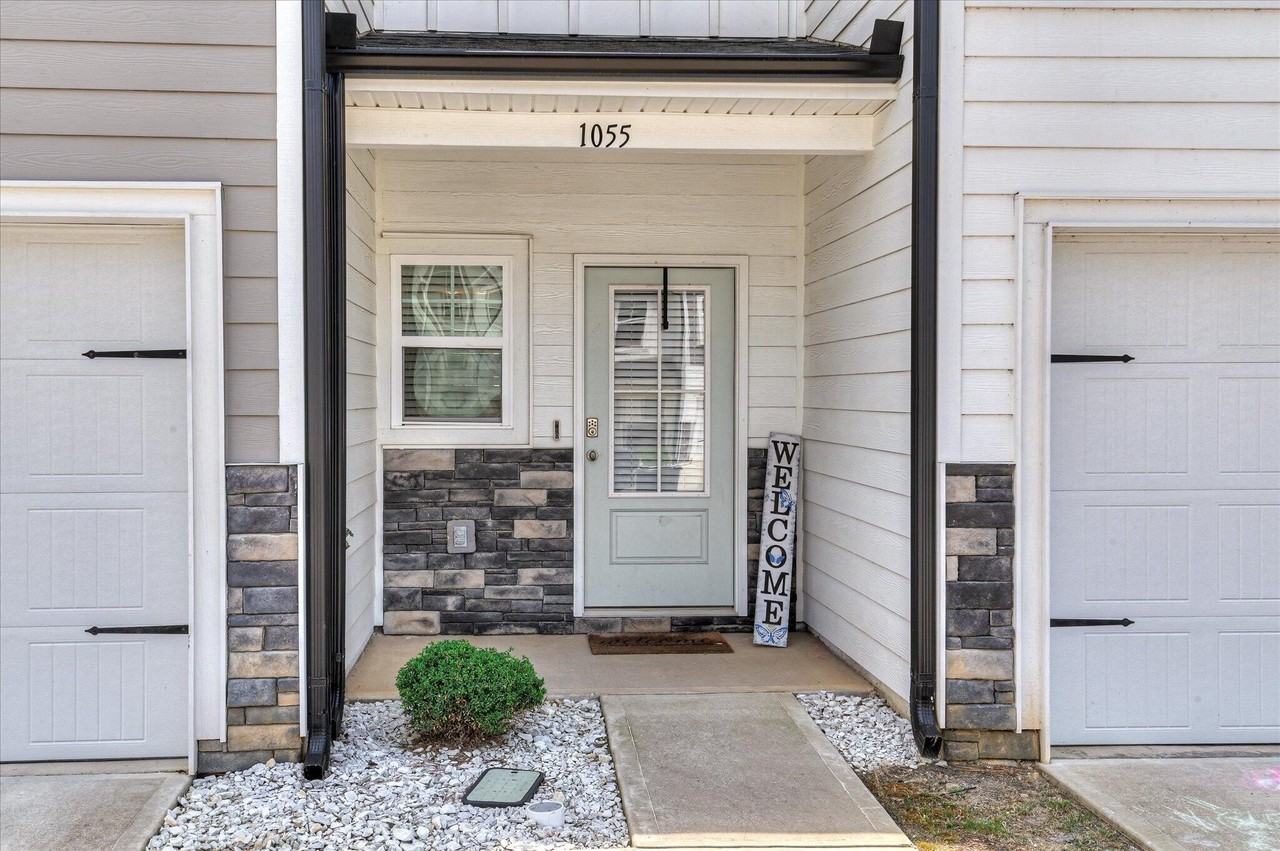 1055 Linsmore Ave - Photo 4 of 36