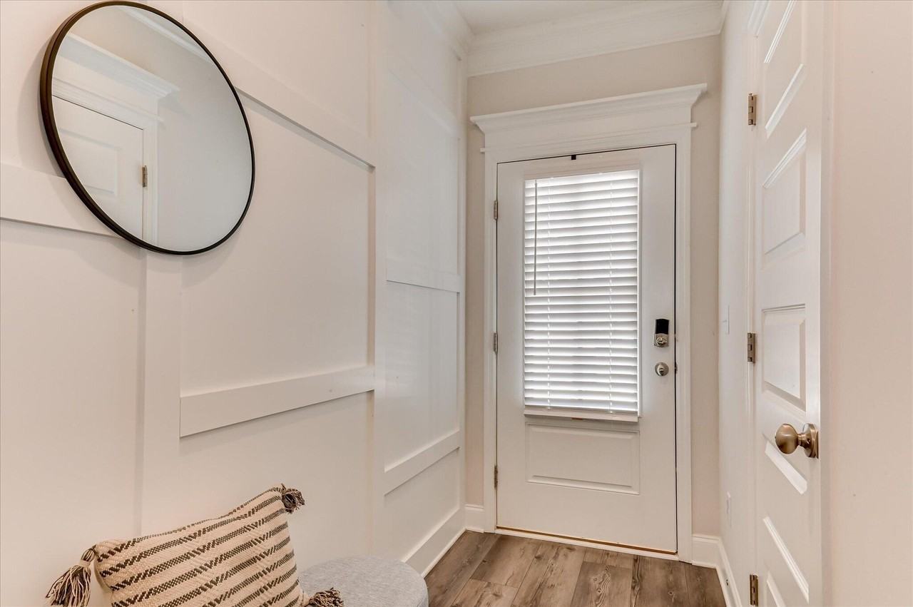 1055 Linsmore Ave - Photo 5 of 36