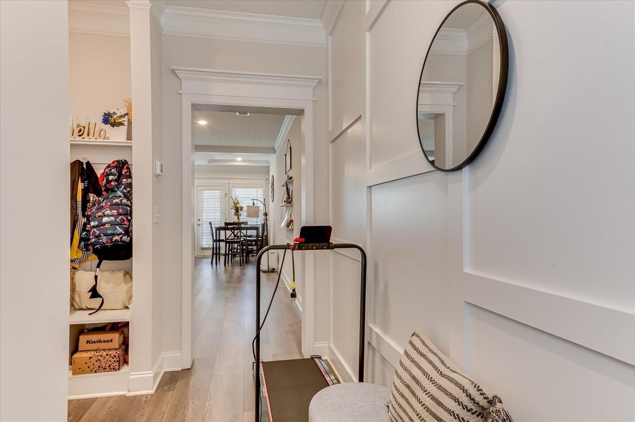 1055 Linsmore Ave - Photo 6 of 36