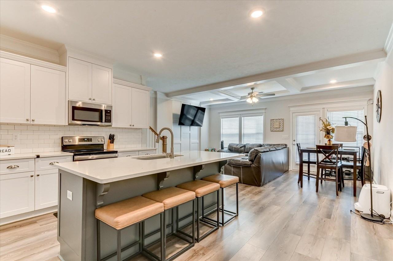 1055 Linsmore Ave - Photo 7 of 36