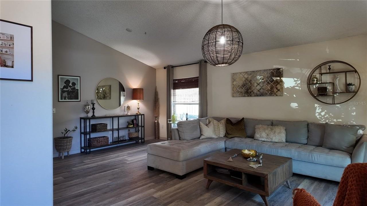 723 Lady Diana Dr - Photo 6 of 50