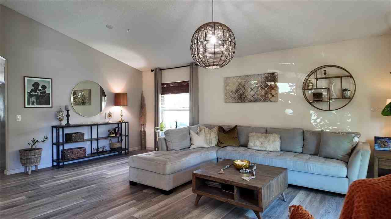 723 Lady Diana Dr - Photo 7 of 50