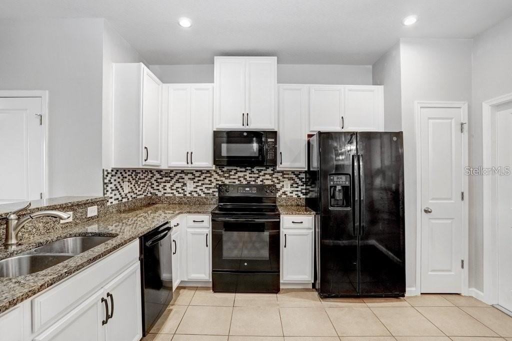 10976 Verawood Dr - Photo 5 of 33