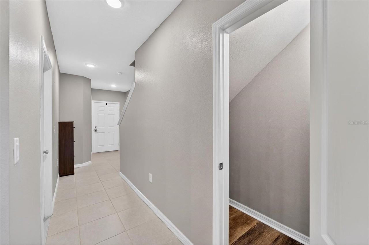 3842 Hampstead Ln - Photo 6 of 50