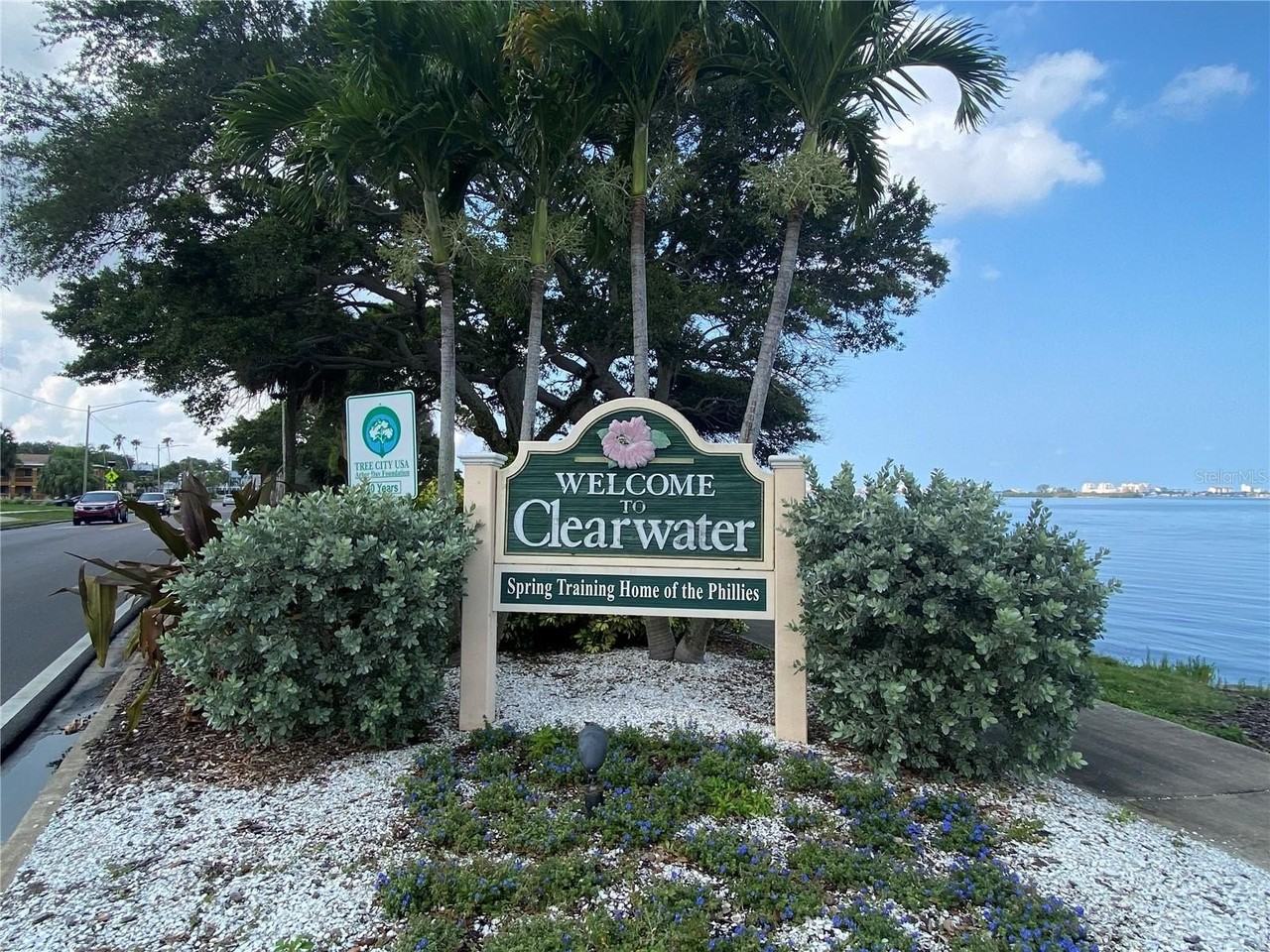 2084 Ridgelane Rd - Photo 2 of 31