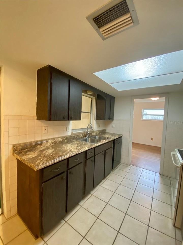 2084 Ridgelane Rd - Photo 7 of 31