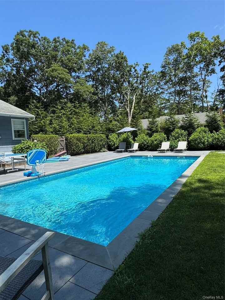 870 Noyack Rd - Photo 2 of 19