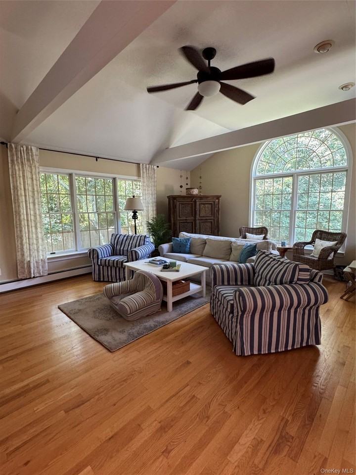 870 Noyack Rd - Photo 6 of 19