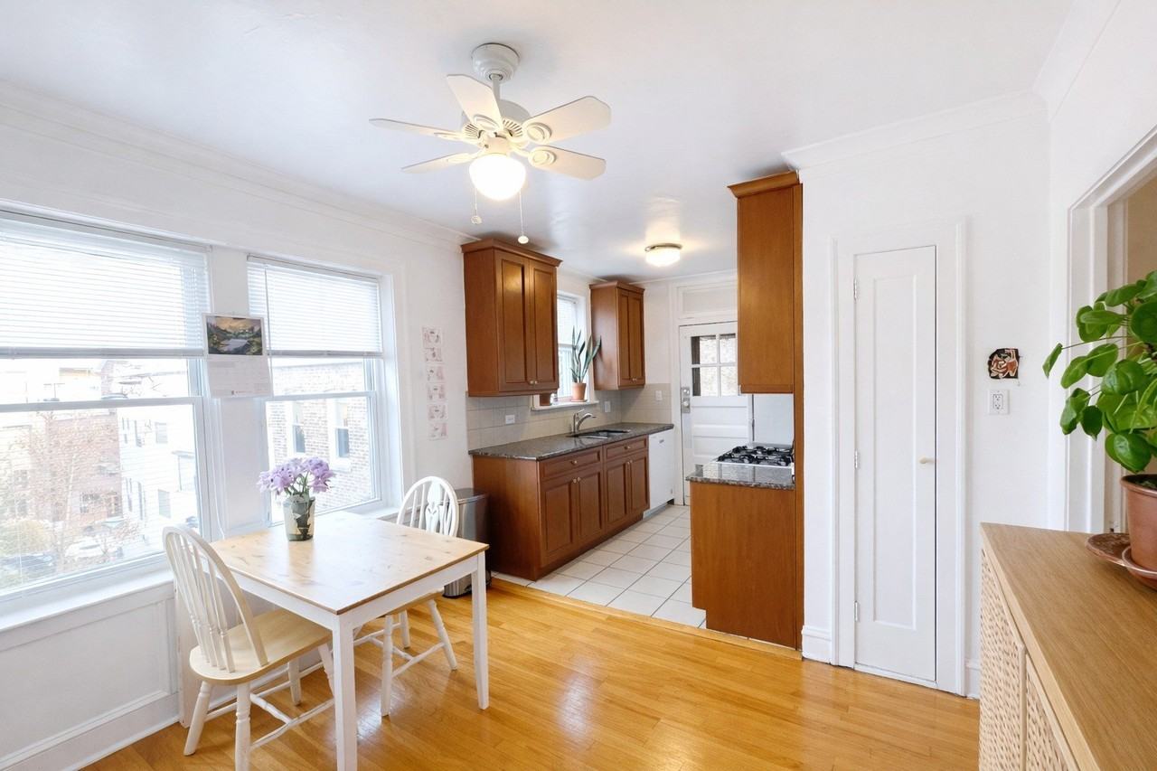 2044 W Farragut Ave #3N - Photo 4 of 12