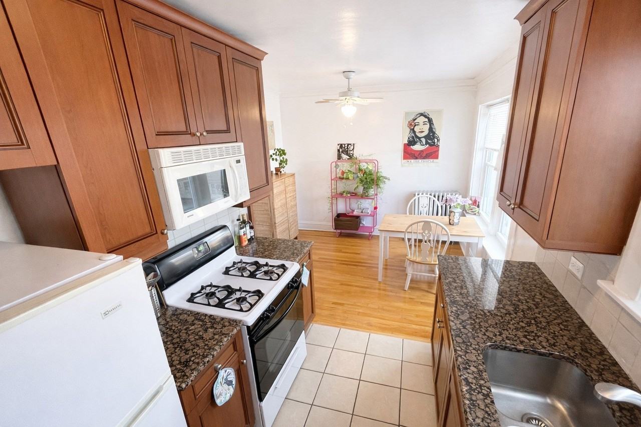 2044 W Farragut Ave #3N - Photo 5 of 12