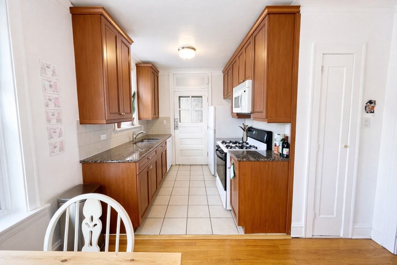 2044 W Farragut Ave #3N - Photo 6 of 12