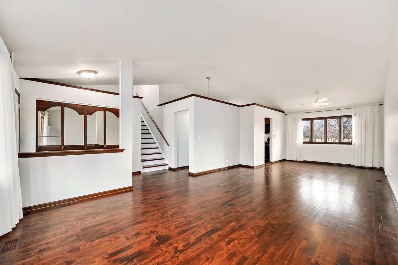 887 Braintree Ln - Photo 4 of 27