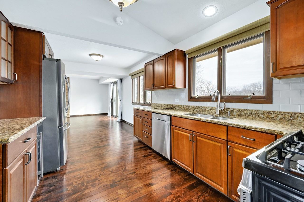 887 Braintree Ln - Photo 6 of 27