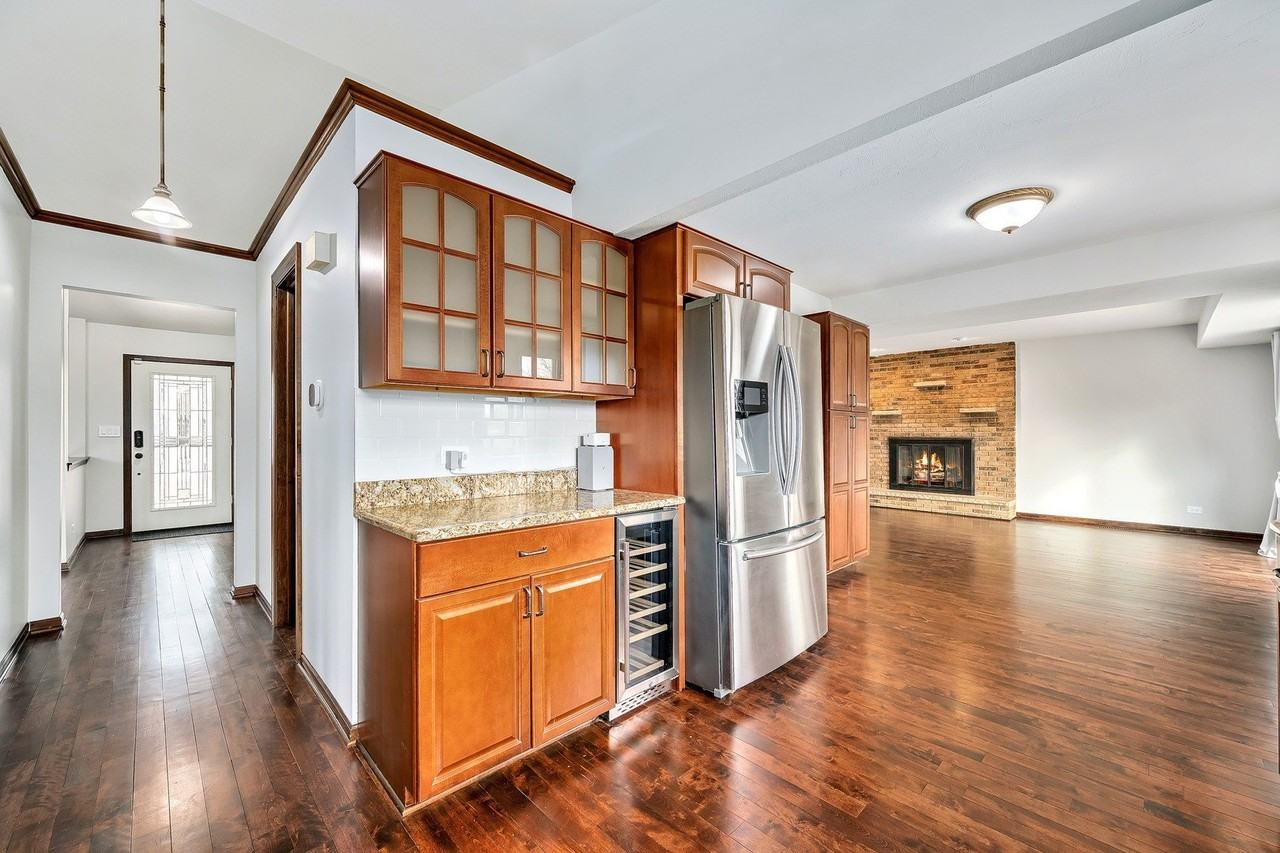 887 Braintree Ln - Photo 7 of 27