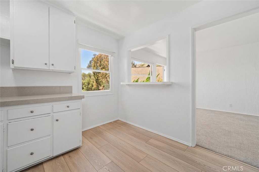 350 Y Pl #D - Photo 6 of 24