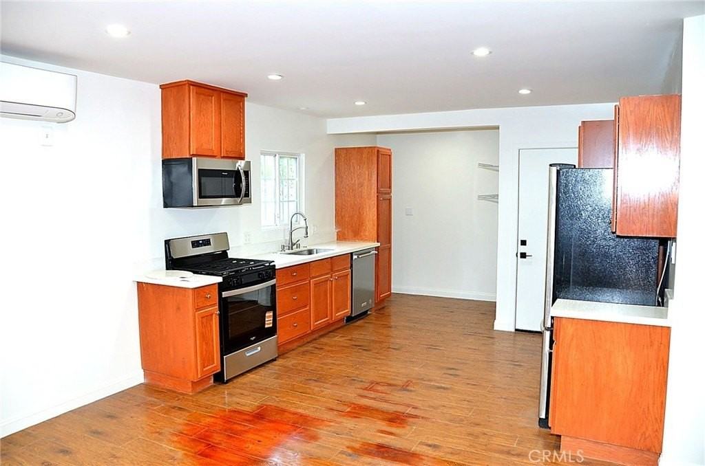 13972 Louvre St - Photo 2 of 12