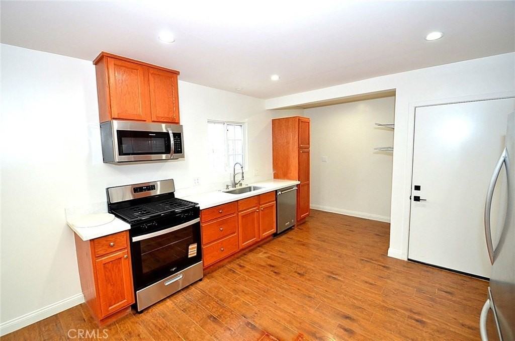 13972 Louvre St - Photo 4 of 12