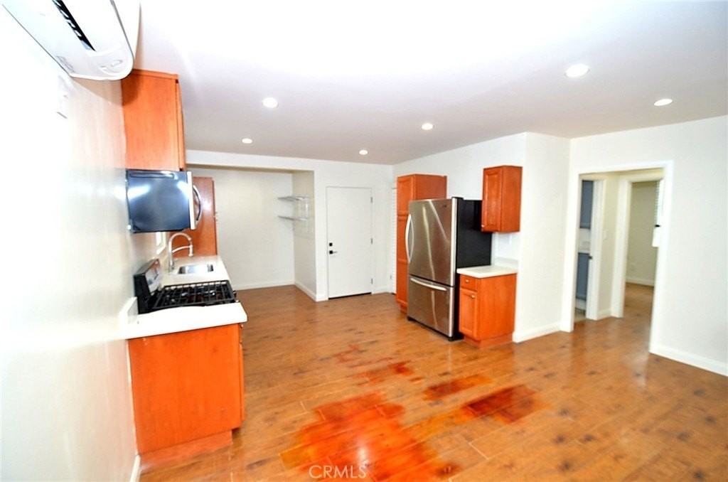 13972 Louvre St - Photo 5 of 12