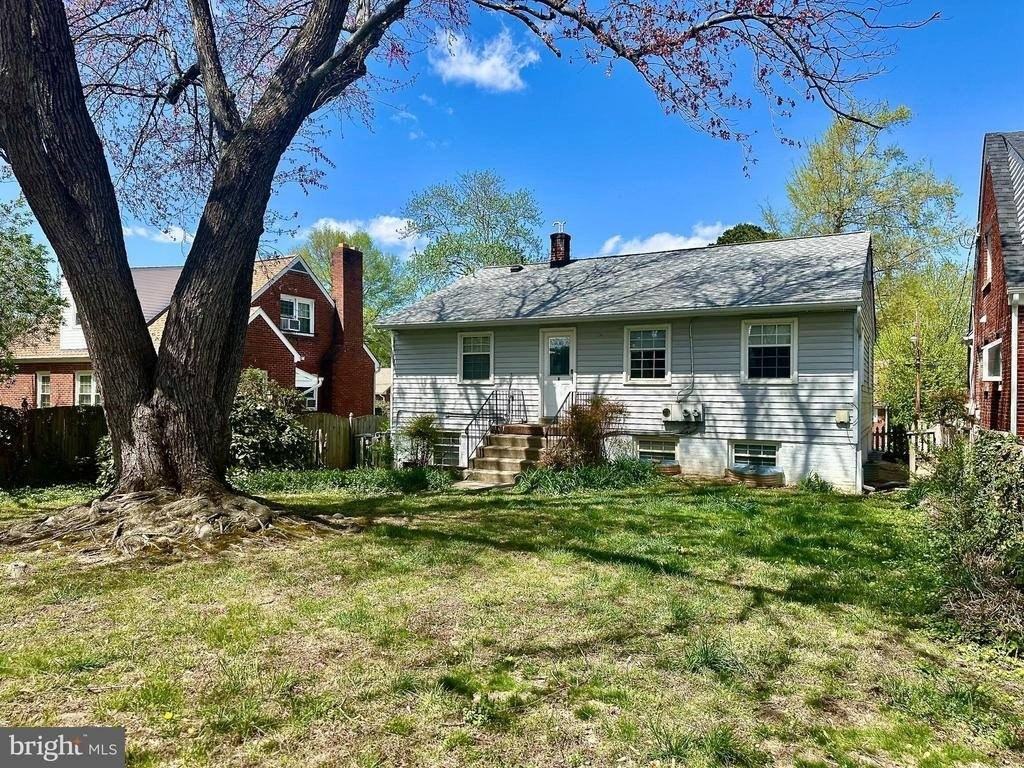 1316 Rowe St - Photo 4 of 19