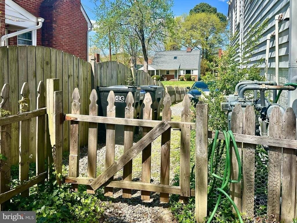 1316 Rowe St - Photo 7 of 19