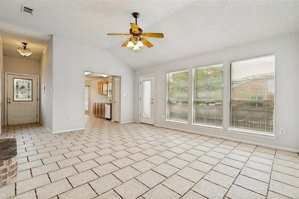 1043 Palomino Dr - Photo 3 of 12