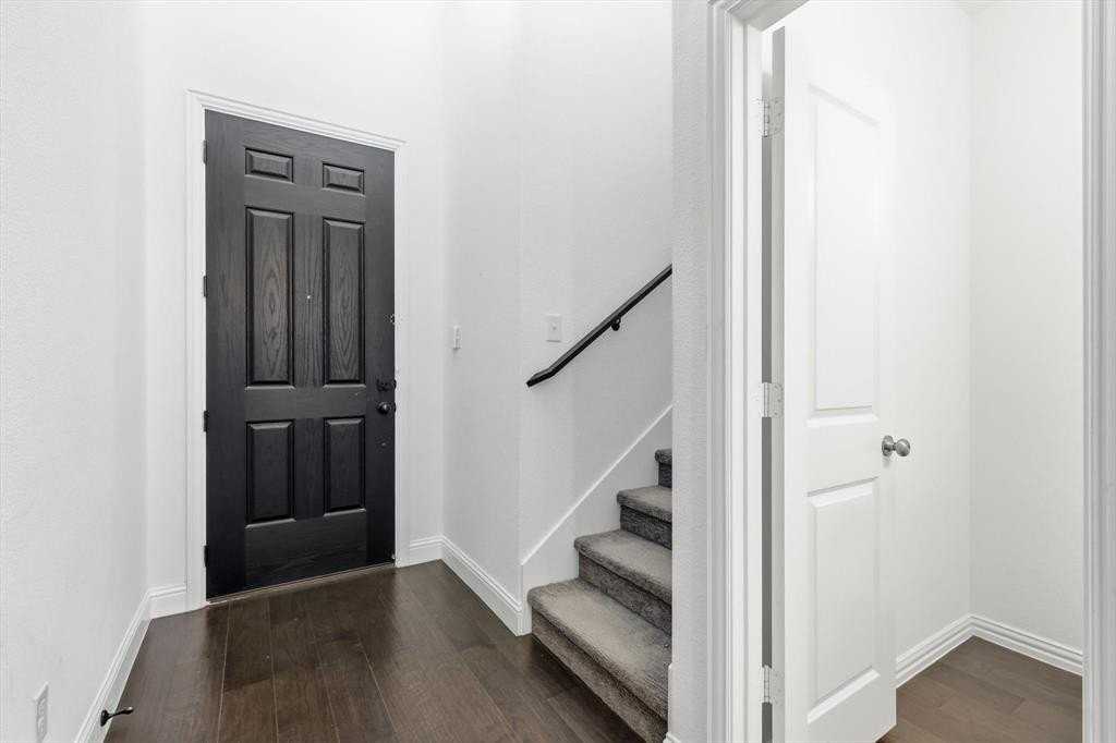 982 Mikaela Dr - Photo 3 of 40