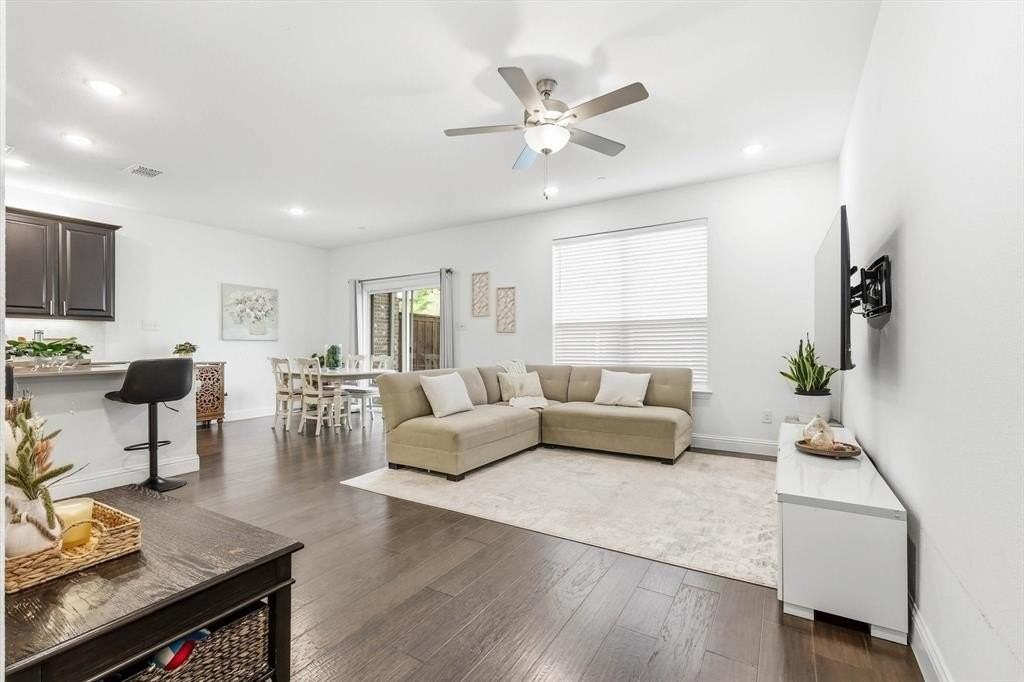 982 Mikaela Dr - Photo 4 of 40