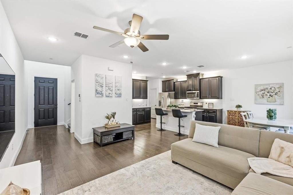 982 Mikaela Dr - Photo 5 of 40