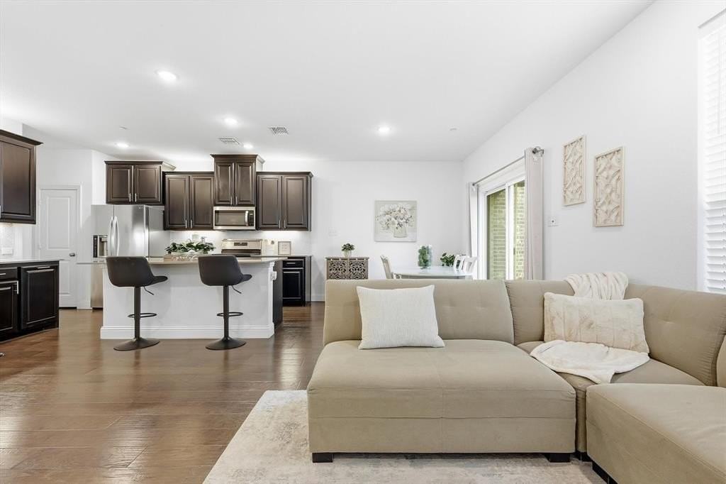 982 Mikaela Dr - Photo 6 of 40