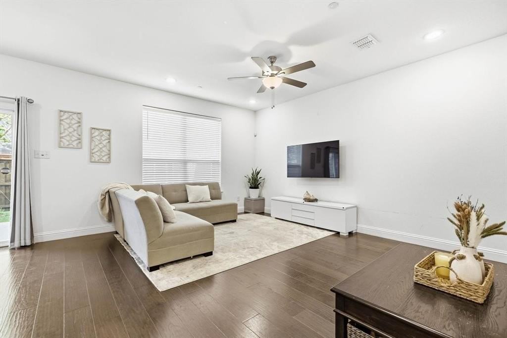 982 Mikaela Dr - Photo 7 of 40