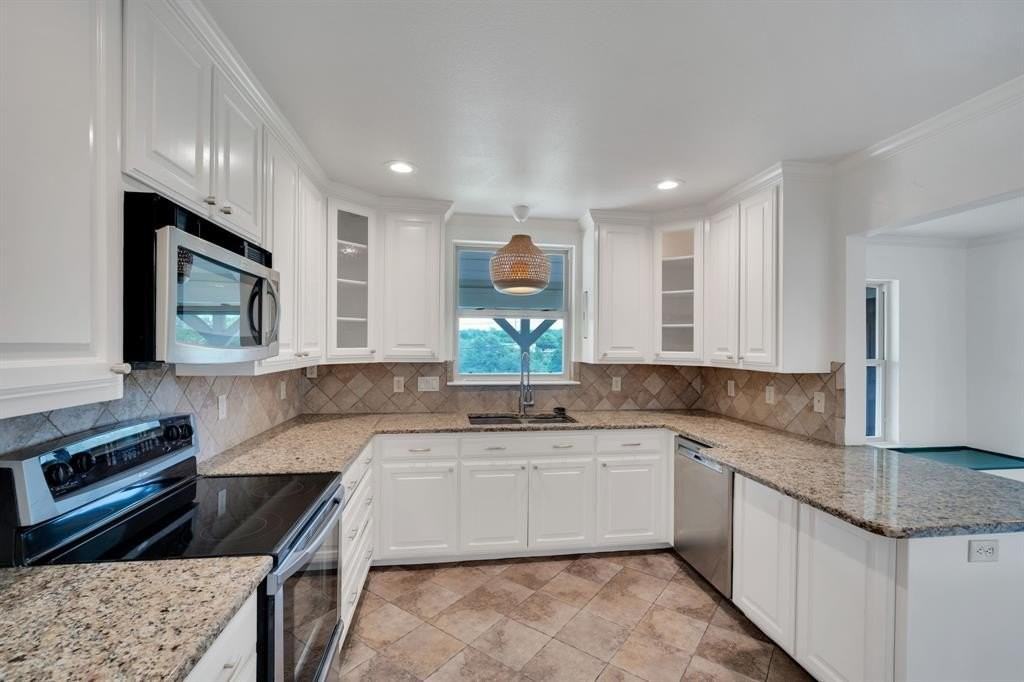 4312 Selkirk Dr - Photo 3 of 19