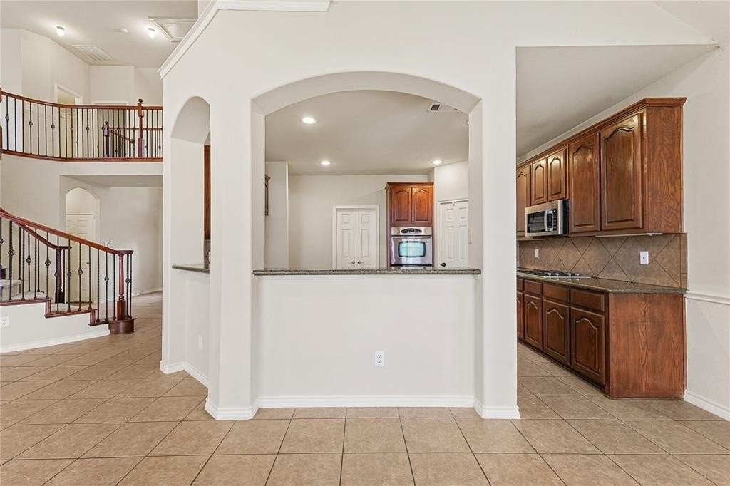 11800 Pondview Ln - Photo 2 of 23