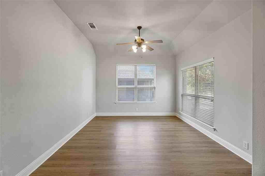 300 Kelvington Dr - Photo 6 of 34