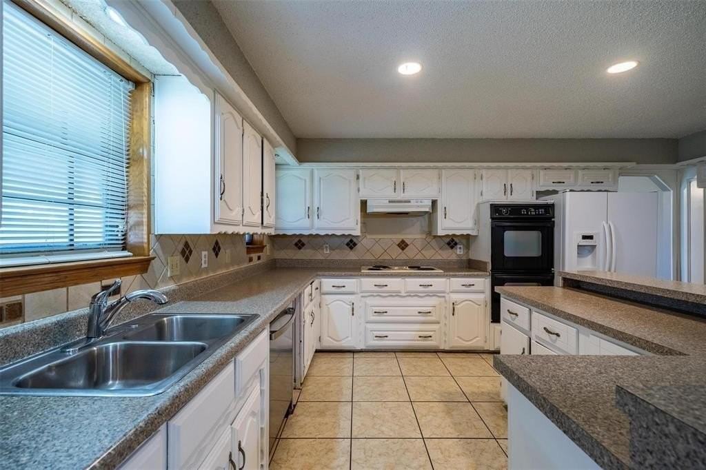 4212 Village Green Dr - Photo 2 of 28