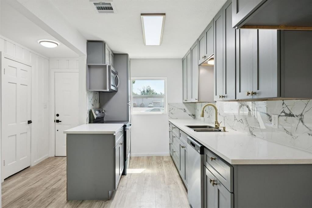 303 N Delphine St - Photo 3 of 19