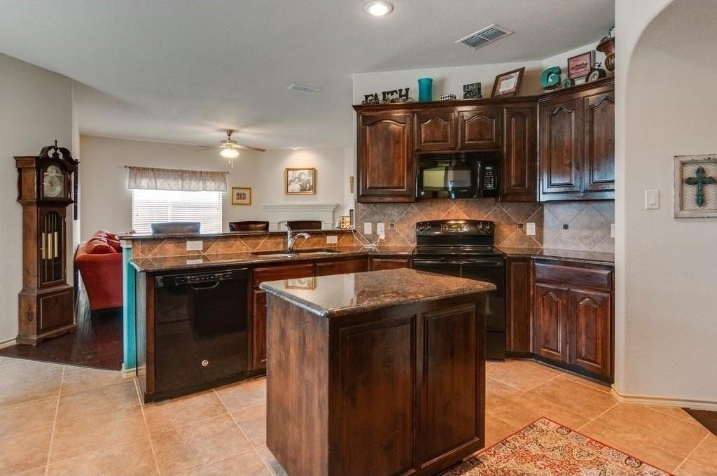 4624 Lazy Oaks St - Photo 7 of 34