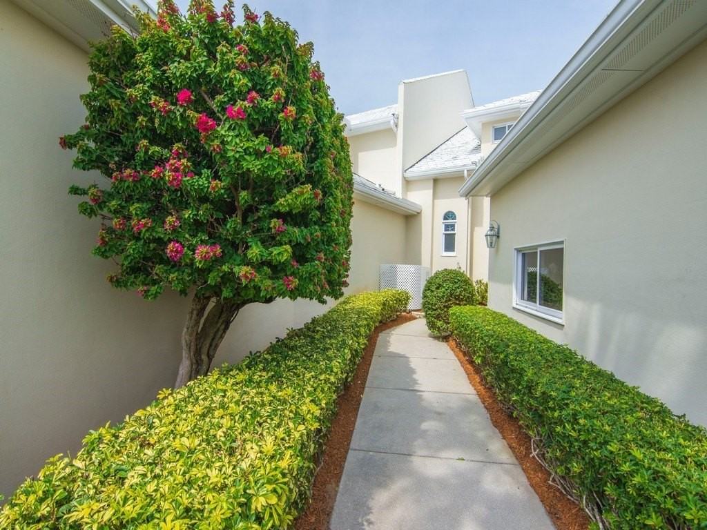 560 N Monterey Dr - Photo 3 of 36