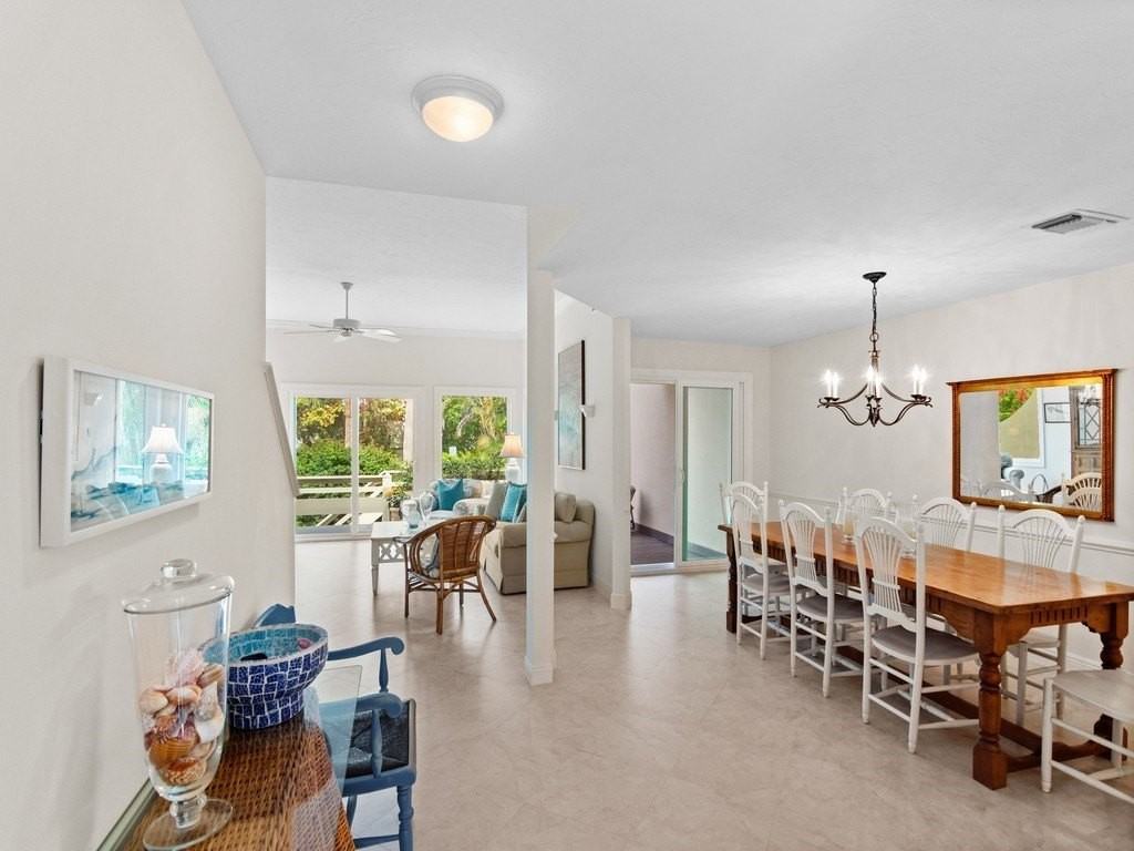 560 N Monterey Dr - Photo 5 of 36