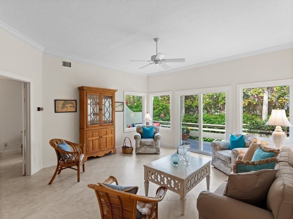 560 N Monterey Dr - Photo 6 of 36