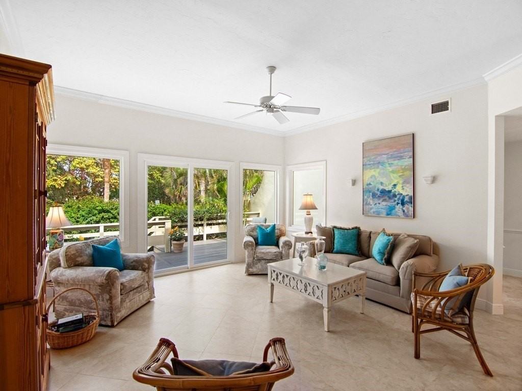 560 N Monterey Dr - Photo 7 of 36