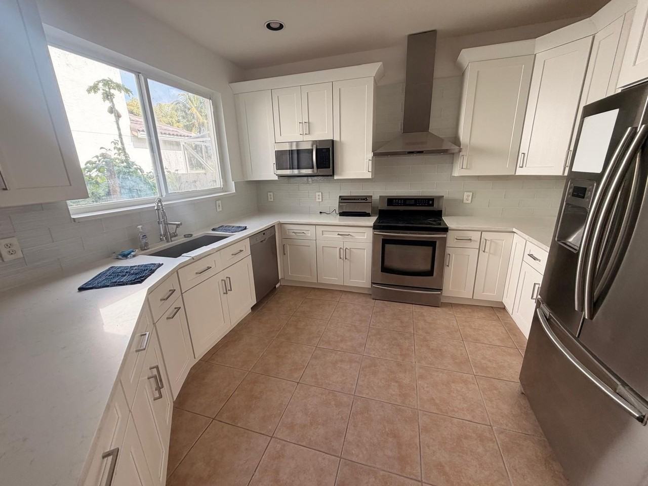 1226 Avondale Ln - Photo 2 of 11