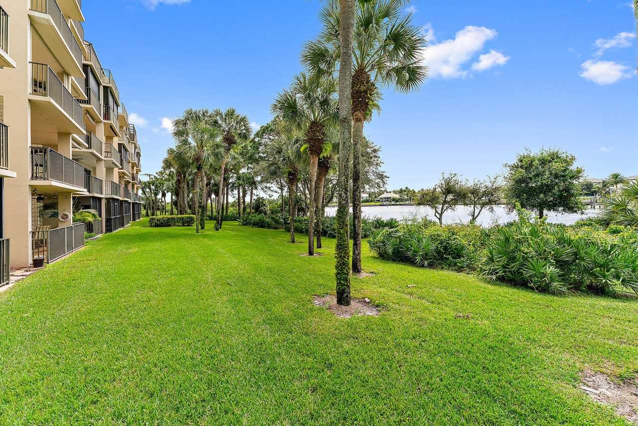 1001 Seafarer Cir - Photo 4 of 38