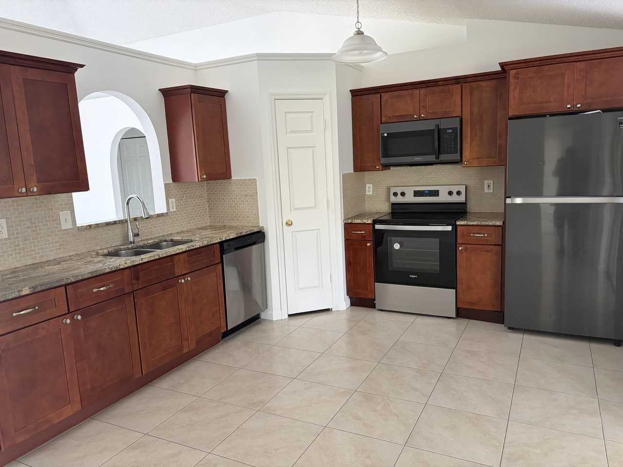 1682 Sw Glacador Ave - Photo 4 of 15