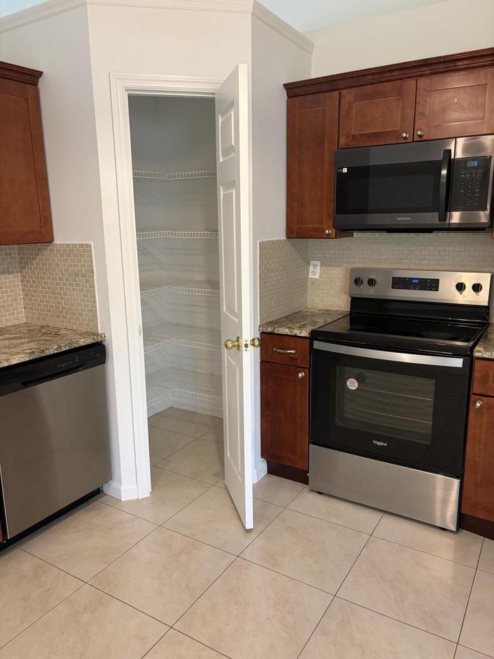 1682 Sw Glacador Ave - Photo 5 of 15