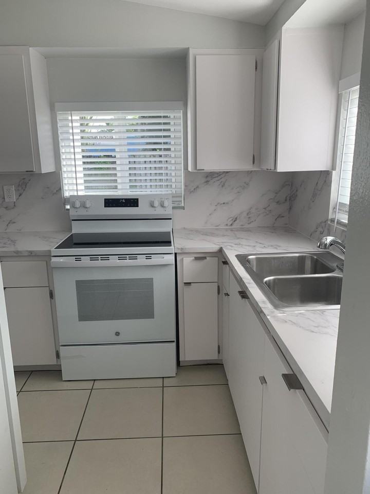 3540 Sw 14th St - Photo 4 of 12