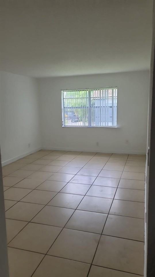 4839 Nw 9th Dr #4839 - Photo 4 of 5