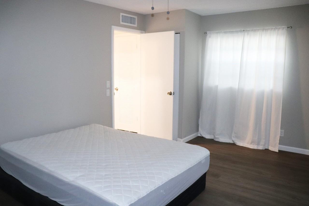 801 Flanders Q - Photo 6 of 11